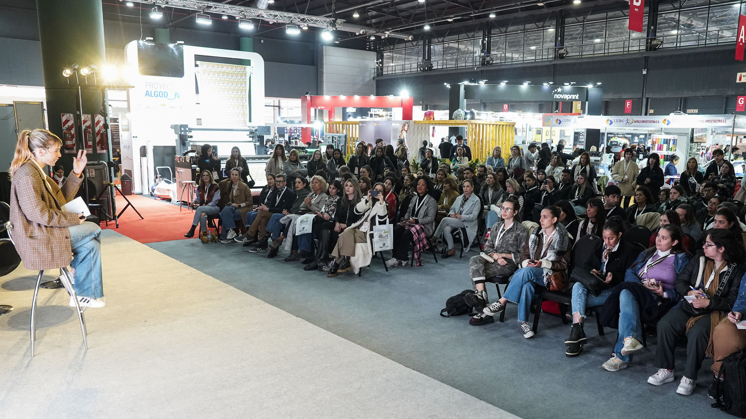 imagen de una conferencia de expositor en la exposición