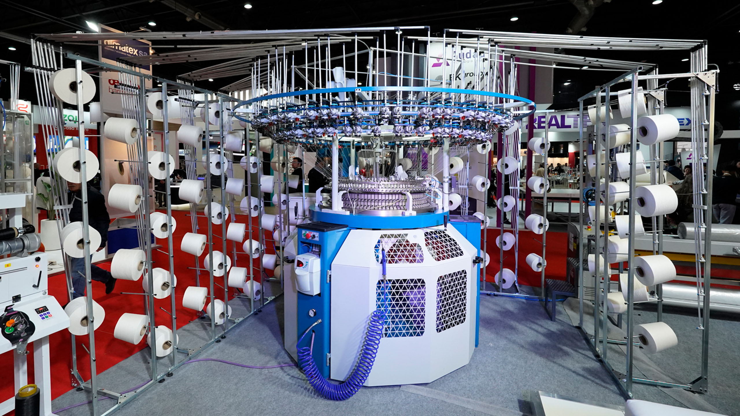 Foto de una máquina de hilados en un stand de Simatex