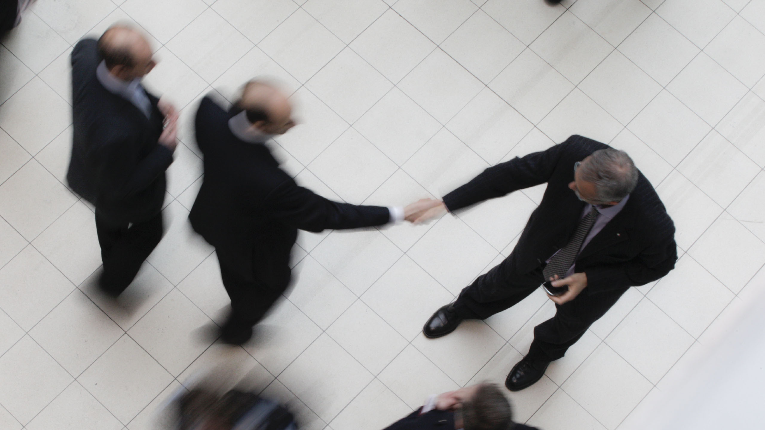 imagen de personas dandose la mano